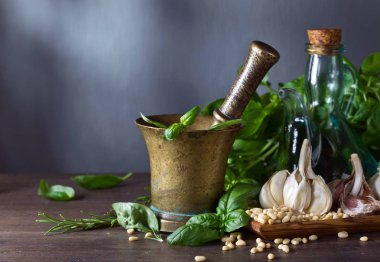  Baharatlar, petrol ve otlar eski pirinç havan topu .