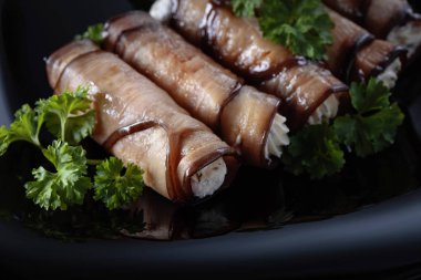 Peynir ve sarımsak ile doldurulmuş patlıcan ruloları.