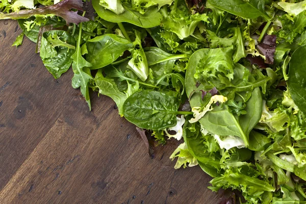 Taze yeşil salata ile ıspanak, roka ve marul — Stok fotoğraf