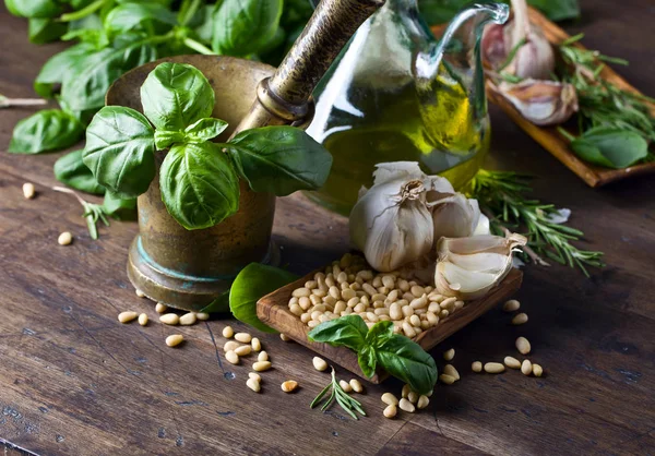 Staré mosazné Malty s kořením, olejem a bylinkami . — Stock fotografie