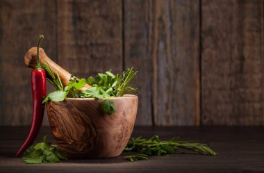 Eski ahşap bir masa üzerinde farklı otlar .