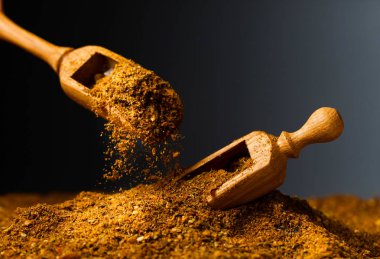 Tahta kaşık ile farklı Hint baharat.