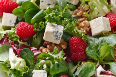 Mavi peynir, ahududu ve fındık ile yeşil salata.