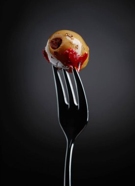 Baharatlı yeşil zeytin yağı .