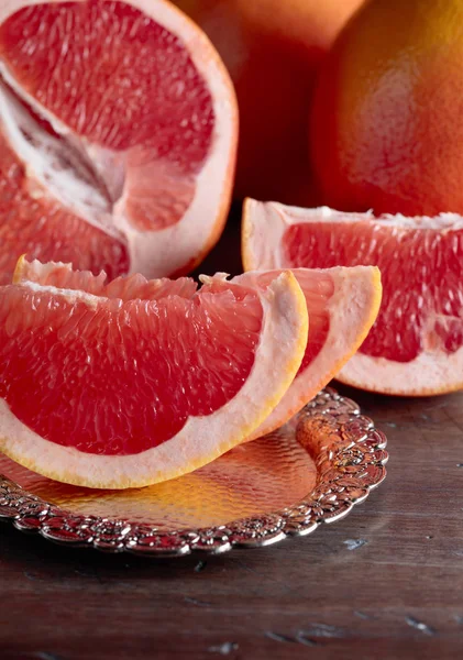 Fatias de toranja madura fresca na mesa de madeira . — Fotografia de Stock