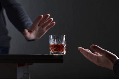 Adam bir hareketi ile alkol reddediyor. 