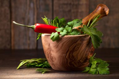 Eski ahşap bir masa üzerinde farklı otlar .