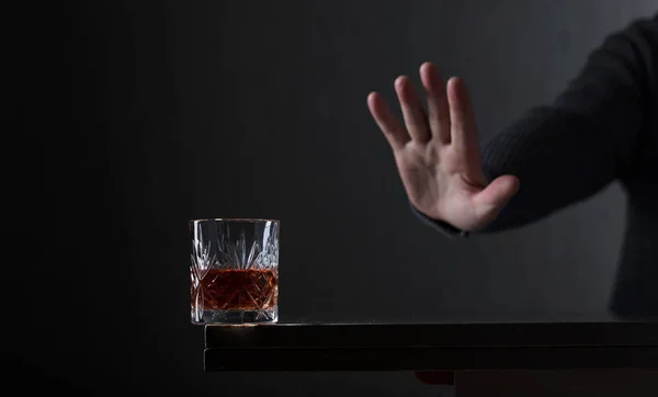 Mannen med en gest vägrar alkohol. — Stockfoto
