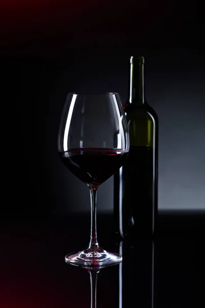 ガラスと赤ワインのボトル. — ストック写真