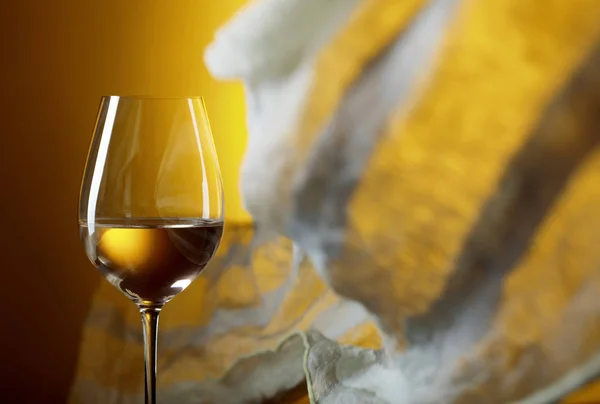 Bicchiere di vino bianco su sfondo giallo . — Foto Stock
