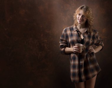 Kahverengi ekose gömlekli uzun sarı saçlı güzel kadın co tutar