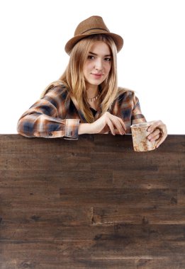 Beyaz arka plan üzerinde kupa ile şirin sarışın.