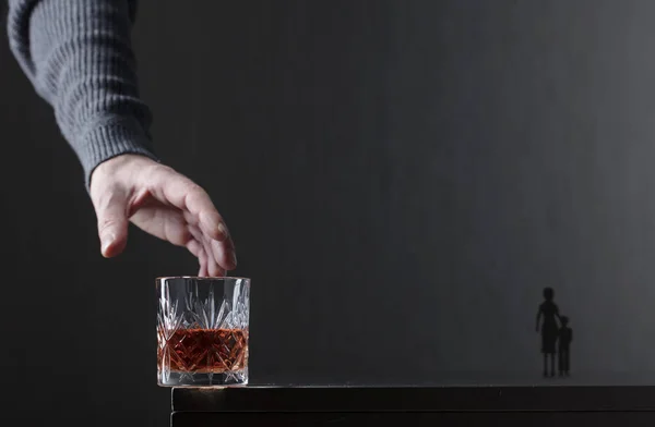 Mannens hand når för ett glas alkohol. — Stockfoto