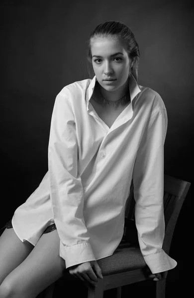 Mujer bonita joven en camisa blanca — Foto de Stock