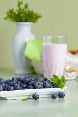  Böğürtlenli yoğurt ve çilek.