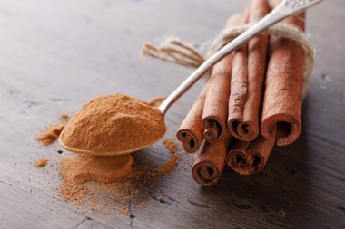 Tarçın ve toz içinde küçük kaşık.