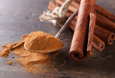 Tarçın ve toz içinde küçük kaşık.