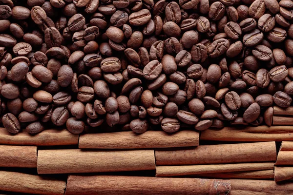 Palitos de canela y granos de café . — Foto de Stock