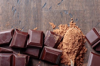 Kırık çikolata parçaları ve kakao tozu .