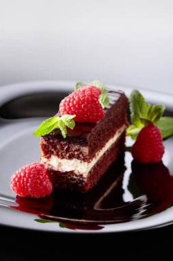 Çikolatalı kek Ahududu ve nane .