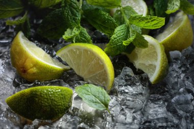 Buz ve koyu arka plan üzerine nane limon dilimleri. 