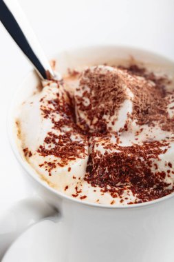 Sıcak çikolata ve çikolata parçaları ile serpilir hatmi.