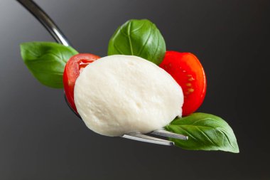  Domates ve fesleğenli mozzarella peyniri 