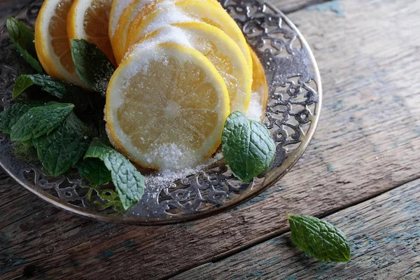 Tranches de citron avec sucre et feuilles de menthe . — Photo