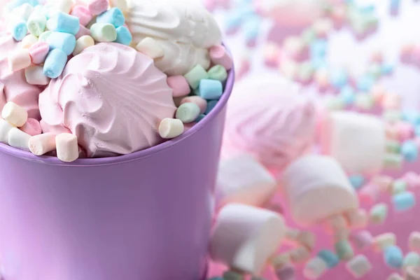 Balde violeta com vários marshmallows . — Fotografia de Stock