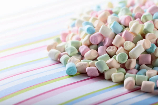 Close-up de vários marshmallows em um fundo listrado . — Fotografia de Stock