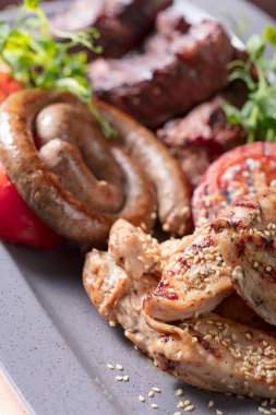 Çeşitli lezzetli ızgara et ve sebze ile sosis .