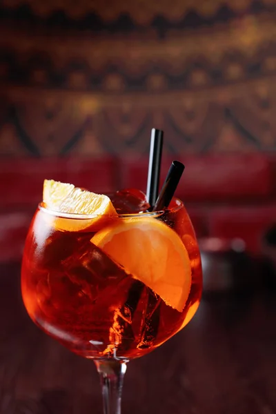 Läckra alkoholhaltiga cocktail med apelsinskivor och naturlig is. — Stockfoto
