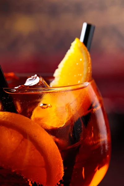 Lekkere alcoholische cocktail met stukjes sinaasappel en natuurlijke ijs. — Stockfoto