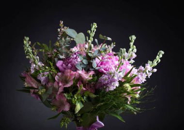 Buket pembe peonies siyah arka plan ile yakın çekim.