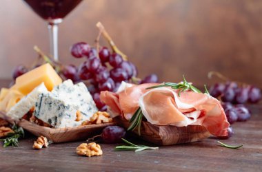 Prosciutto çeşitli peynirler, üzüm ve ceviz ile .
