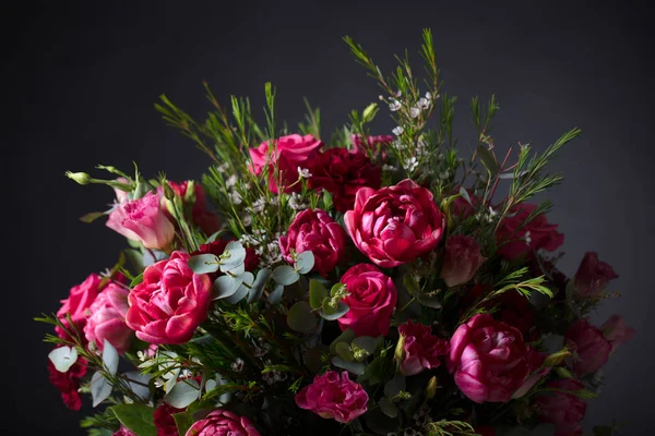 Close up de flores coloridas da primavera buquê com rosas vermelhas e p — Fotografia de Stock