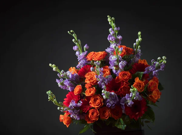 Gros plan de bouquet de fleurs colorées avec des roses rouges et des germes . — Photo