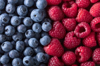  Olgun ve sulu taze blueberies ve raspberies .