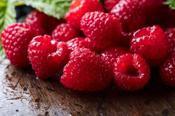 Ripe and juicy fresh picked raspberries . — Stock Photo, Image