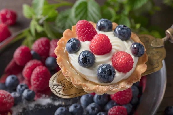 Dessert tårtor med hallon och blåbär på en trä tabl — Stockfoto