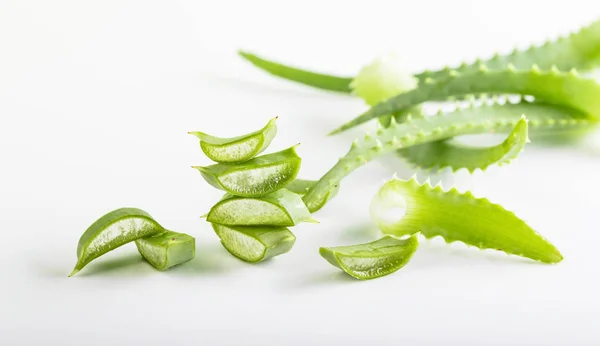 Corte hojas de Aloe Vera sobre fondo blanco. — Foto de Stock