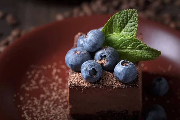 Schokoladenkuchen mit Blaubeeren und Minze . — Stockfoto