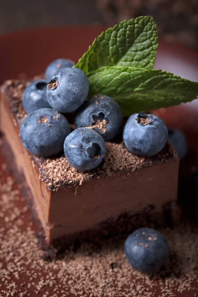 Torta al cioccolato con mirtilli e menta  . — Foto Stock