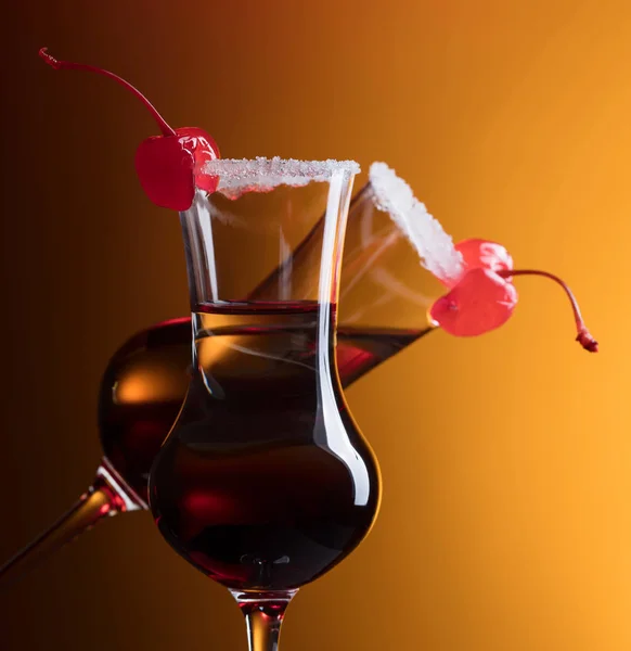 Alcohol gelaagde schot cocktail gegarneerd met cherry en suiker. — Stockfoto