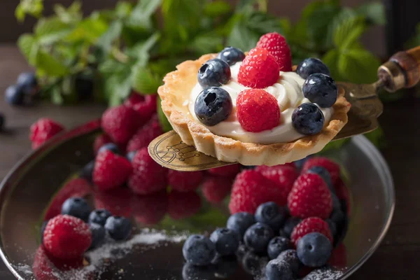 Tarte de desert cu zmeură și afine pe o masă de lemn — Fotografie, imagine de stoc