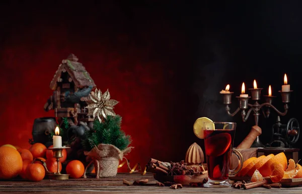 Glühwein und Weihnachtsdekoration mit Kerzenständern. — Stockfoto
