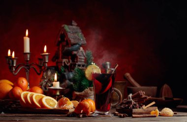 Sıcak şarap ve şamdanlı Noel süslemeleri.. 