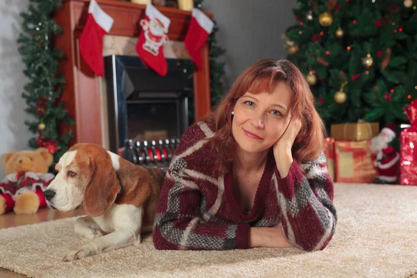Attraktiv kvinna med sitt husdjur på mattan i rummet med Ch — Stockfoto