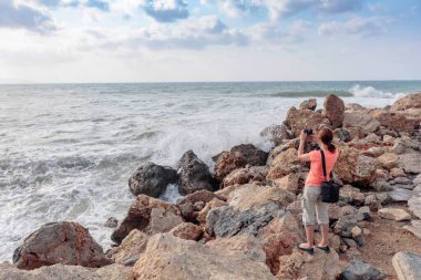 Çekici olgun gezgin kadın cep telefonu kullanımı bir fotoğraf çekmek o
