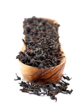 Beyaz üzerine izole edilmiş küçük ahşap tabakta siyah çay..